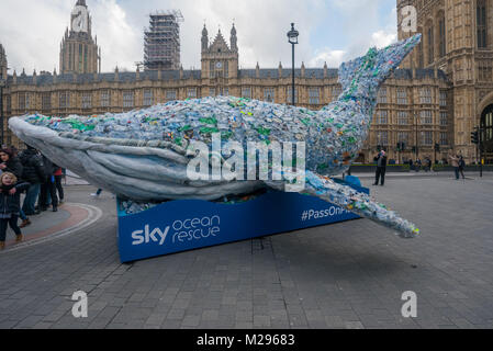 Londra, Regno Unito. 5 febbraio 2018. Plasticus la balena da Sky Ocean Rescue, fatta di un quarto di una tonnellata di rifiuti di plastica, la quantità oggetto di dumping nell'oceano ogni secondo - per un totale di 8 milioni di tonnellate all'anno, è stato al di fuori del Parlamento oggi nella sua campagna per fermare il danno per gli oceani del mondo causati da uso singola in plastica. Lo scorso agosto ha viaggiato per una dozzina di località in Inghilterra, nel Galles e in Scozia per evidenziare il problema. Sky Ocean Rescue è un'iniziativa di Sky nel Regno Unito ed in parte di proprietà di Rupert Murdoch. Peter Marshall, Alamy Live News Foto Stock