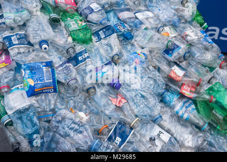 Londra, Regno Unito. 5 febbraio 2018. Plasticus la balena da Sky Ocean Rescue, fatta di un quarto di una tonnellata di rifiuti di plastica, la quantità oggetto di dumping nell'oceano ogni secondo - per un totale di 8 milioni di tonnellate all'anno, è stato al di fuori del Parlamento oggi nella sua campagna per fermare il danno per gli oceani del mondo causati da uso singola in plastica. Lo scorso agosto ha viaggiato per una dozzina di località in Inghilterra, nel Galles e in Scozia per evidenziare il problema. Sky Ocean Rescue è un'iniziativa di Sky nel Regno Unito ed in parte di proprietà di Rupert Murdoch. Peter Marshall, Alamy Live News Foto Stock