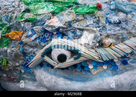 Londra, Regno Unito. 5 febbraio 2018. Plasticus la balena da Sky Ocean Rescue, fatta di un quarto di una tonnellata di rifiuti di plastica, la quantità oggetto di dumping nell'oceano ogni secondo - per un totale di 8 milioni di tonnellate all'anno, è stato al di fuori del Parlamento oggi nella sua campagna per fermare il danno per gli oceani del mondo causati da uso singola in plastica. Lo scorso agosto ha viaggiato per una dozzina di località in Inghilterra, nel Galles e in Scozia per evidenziare il problema. Sky Ocean Rescue è un'iniziativa di Sky nel Regno Unito ed in parte di proprietà di Rupert Murdoch. Peter Marshall, Alamy Live News Foto Stock