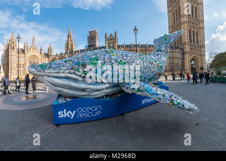 Londra, Regno Unito. 5 febbraio 2018. Plasticus la balena da Sky Ocean Rescue, fatta di un quarto di una tonnellata di rifiuti di plastica, la quantità oggetto di dumping nell'oceano ogni secondo - per un totale di 8 milioni di tonnellate all'anno, è stato al di fuori del Parlamento oggi nella sua campagna per fermare il danno per gli oceani del mondo causati da uso singola in plastica. Lo scorso agosto ha viaggiato per una dozzina di località in Inghilterra, nel Galles e in Scozia per evidenziare il problema. Sky Ocean Rescue è un'iniziativa di Sky nel Regno Unito ed in parte di proprietà di Rupert Murdoch. Peter Marshall, Alamy Live News Foto Stock