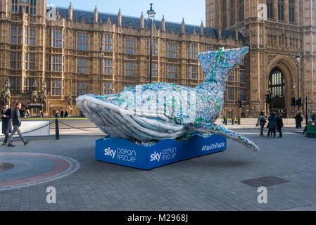 Londra, Regno Unito. 5 febbraio 2018. Plasticus la balena da Sky Ocean Rescue, fatta di un quarto di una tonnellata di rifiuti di plastica, la quantità oggetto di dumping nell'oceano ogni secondo - per un totale di 8 milioni di tonnellate all'anno, è stato al di fuori del Parlamento oggi nella sua campagna per fermare il danno per gli oceani del mondo causati da uso singola in plastica. Lo scorso agosto ha viaggiato per una dozzina di località in Inghilterra, nel Galles e in Scozia per evidenziare il problema. Sky Ocean Rescue è un'iniziativa di Sky nel Regno Unito ed in parte di proprietà di Rupert Murdoch. Peter Marshall, Alamy Live News Foto Stock