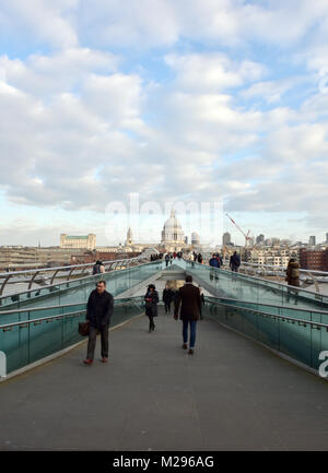 Londra, Regno Unito. Il 6 febbraio, 2018. Regno Unito Meteo. Pendolari rendendo il loro modo di lavorare a Londra centrale rispetto al Millenium Bridge con St Pauls Cathedral in background. Basse temperature e pendolari vestito per la gelida meteo sul modo di lavorare nelle prime ore del mattino nella capitale. Credito: Steve Hawkins Fotografia/Alamy Live News Foto Stock