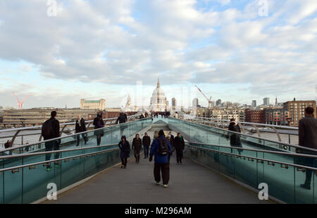 Londra, Regno Unito. Il 6 febbraio, 2018. Regno Unito Meteo. Pendolari rendendo il loro modo di lavorare a Londra centrale rispetto al Millenium Bridge con St Pauls Cathedral in background. Basse temperature e pendolari vestito per la gelida meteo sul modo di lavorare nelle prime ore del mattino nella capitale. Credito: Steve Hawkins Fotografia/Alamy Live News Foto Stock