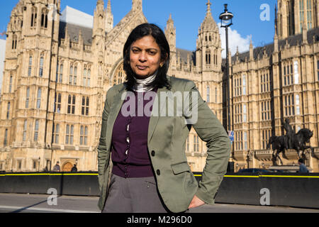 Londra, Regno Unito. 6 febbraio, 2018. Rupa Huq, manodopera MP per la centrale di Ealing e Acton, sorge al di fuori del Palazzo di Westminster dopo la partecipazione ad un evento per celebrare il centenario del il suffragio femminile. La rappresentanza delle persone atto è stata approvata il 6 febbraio 1918 e ha dato alle donne di età superiore ai trenta e "di proprietà" del diritto di voto. Credito: Mark Kerrison/Alamy Live News Foto Stock