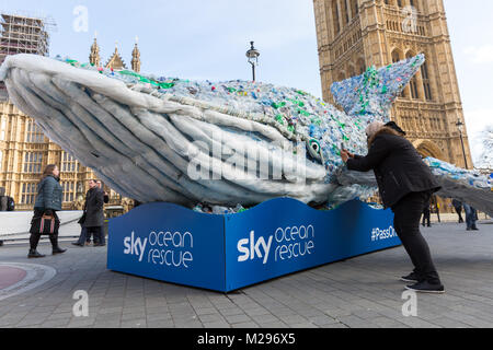 Westminster, Regno Unito. 6 febbraio 2018. Una donna scatta una foto della balena. Una balena gigante chiamato 'Plasticus' è posizionato nella parte anteriore del case del Parlamento come parte di Sky Ocean Rescue 'Passare sulla plastica campagna". La Campagna cerca di aumentare la consapevolezza della quantità di scartare le bottiglie di plastica e rifiuti inquinino l'acqua e di mettere in pericolo gli animali, comprese le balene. "Pass sulla plastica' sta cercando di fare la differenza sostituendo le bottiglie a perdere con re-quelli utilizzabili per aiutare a salvare gli oceani. Credito: Imageplotter News e sport/Alamy Live News Foto Stock