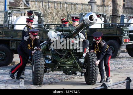 Londra, Regno Unito. 6 febbraio, 2018. I soldati in abito cerimoniale dall' onorevole compagnia di artiglieria, la città di Londra la riserva di reggimento dell'esercito e il più antico reggimento dell'esercito britannico, prepararsi a fuoco tre L118 Luce cerimoniale pistole per un 62-gun salute attraverso il Fiume Tamigi per contrassegnare il sessantesimo anniversario della regina della adesione al trono il giorno suo padre, il re George VI, morì. Credito: Mark Kerrison/Alamy Live News Foto Stock