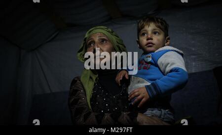 26 gennaio 2018 - Bekaa Valley, Libano - Madre di otto Najah Ali ha vissuto in un campo profughi in Libano Bekaa Valley per due anni. Suo marito morì in Siria e in essa si sforza di fornire per la sua famiglia - lei non può permettersi di combustibile per un riscaldatore per mantenere il loro caldo durante i mesi invernali..Il piccolo paese del Libano ospita attualmente più di 1 milioni di rifugiati siriani in fuga la loro casa per cercare sicurezza dal loro paese lacerato dalla guerra. (Credito Immagine: © Giovanni Owens/SOPA via ZUMA filo) Foto Stock