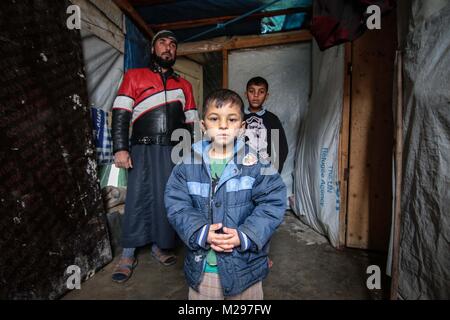 26 gennaio 2018 - Bekaa Valley, Libano - Hussein Hassan e i suoi figli nella loro casa in un campo profughi nella valle di Bekaa, Libano. La loro casa è stata inondata durante le tempeste invernali..Il piccolo paese del Libano ospita attualmente più di 1 milioni di rifugiati siriani in fuga la loro casa per cercare sicurezza dal loro paese lacerato dalla guerra. (Credito Immagine: © Giovanni Owens/SOPA via ZUMA filo) Foto Stock