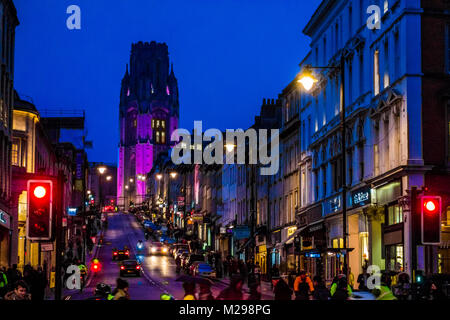 BRISTOL - febbraio 06: Wills Memorial Building su Park Row è visto illuminato in uno dei colori di suffragio di viola per celebrare il centenario del suffragio a Bristol il 6 febbraio 2018, come una grande folla di fedeli di una lanterna illuminata marzo attraverso la città di Bristol per celebrare i cento anni di donne aventi la votazione. Credito: Jim legno/Alamy Live News Foto Stock