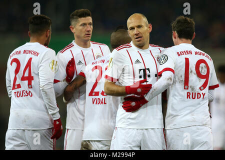 (180207) -- PADERBORN, Febbraio 7, 2018(Xinhua) -- Arjen Robben 2 (R) del Bayern Monaco di Baviera festeggia con i compagni di squadra dopo il punteggio durante il quarterfinal Match di Coppa Tedesca tra SC Paderborn e Bayern Monaco di Baviera a Benteler Arena a Paderborn, Germania, il 6 febbraio 2018. Il Bayern Monaco ha vinto 6-0. (Xinhua/Ulrich Hufnagel) Foto Stock