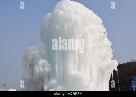 Hwacheon, Repubblica di Corea. Il 22 gennaio 2018. Sculture di Neve sulla congelati Hwacheon fiume durante l annuale Hwacheon Sancheoneo Festival di ghiaccio Foto Stock