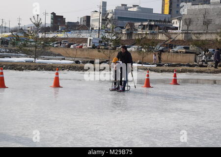 Hwacheon, Repubblica di Corea. Il 22 gennaio 2018. I partecipanti a cavallo sulla congelati Hwacheon River a Sancheoneo Festival di ghiaccio nei pressi di Pyeongchang Olimpiadi Foto Stock