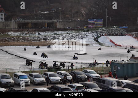 Hwacheon, Repubblica di Corea. Il 22 gennaio 2018. I partecipanti la pesca sul ghiaccio sulla congelati Hwacheon fiume durante l annuale Hwacheon Sancheoneo Festival di ghiaccio Foto Stock