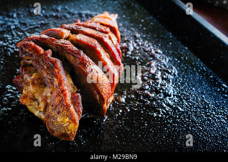 Arrosto di tacchino su un nero vassoio da forno Foto Stock