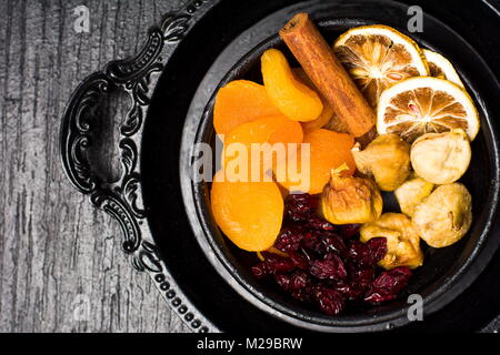 Frutta secca le fette su un piatto scuro vista superiore Foto Stock