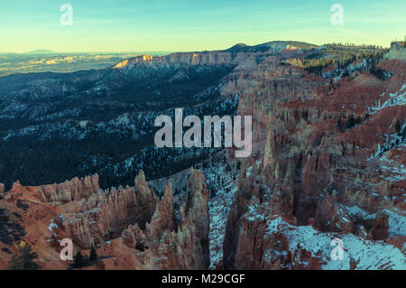 Vista la ponderosa Canyon, con un minimo di livello di neve nel mezzo dell'inverno, il Parco Nazionale di Bryce Canyon, Utah, Stati Uniti. Foto Stock