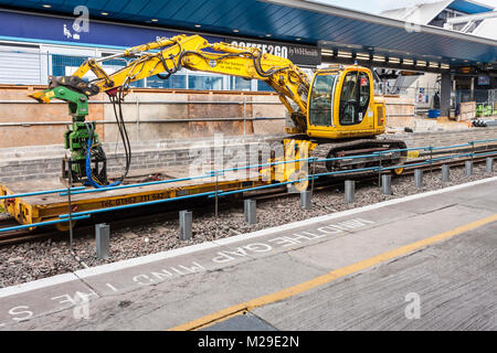 Rampa industriale macchinari di impianto a lettura stazione ferroviaria, Berkshire, Inghilterra, GB, Regno Unito Foto Stock