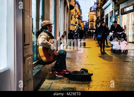 Chitarrista di Flamenco per le strade di Siviglia di notte. Foto Stock