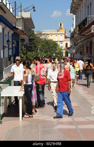 SANCTI SPIRITUS, CUBA - febbraio 6: cubani in Calle Independencia street il 6 febbraio 2011 in Sancti Spiritus, Cuba. Independencia passerella è il mo Foto Stock