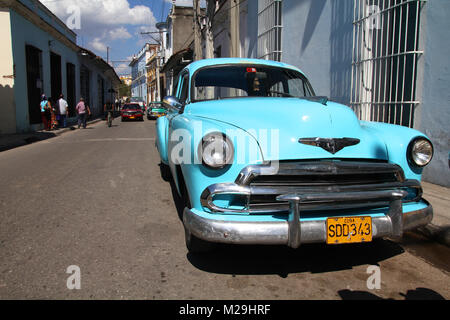 SANCTI SPIRITUS, CUBA - febbraio 6: Classic American auto in strada il 6 febbraio 2011 in Sancti Spiritus, Cuba. La moltitudine di oldtimer auto in Foto Stock