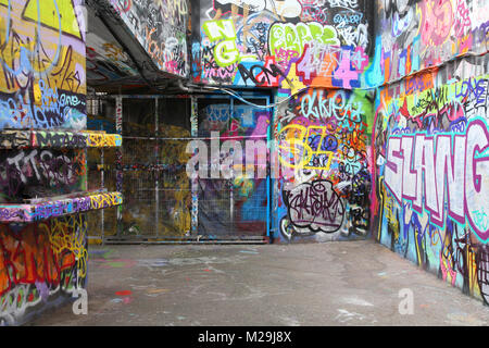 Londra - 14 Maggio: Legale arte dei graffiti su 14 Maggio 2012 a Londra. Legal graffiti e skate area nella Southbank fatta l'opportunità di abbassare urbane illegali Foto Stock