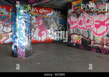 Londra - 14 Maggio: Legale arte dei graffiti su 14 Maggio 2012 a Londra. Legal graffiti e skate area nella Southbank fatta l'opportunità di abbassare urbane illegali Foto Stock