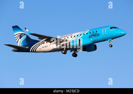 LARNACA, Cipro - 17 Maggio 2014: Embraer 170 di terre EgyptAir nell'Aeroporto Internazionale di Larnaca. Egyptair esiste dal 1932 e portato a 6,8 milioni di pas Foto Stock