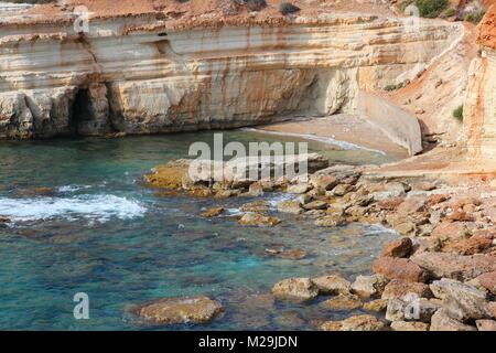 Cipro - mare mediterraneo sulla costa. Le grotte di mare vicino a Paphos. Foto Stock