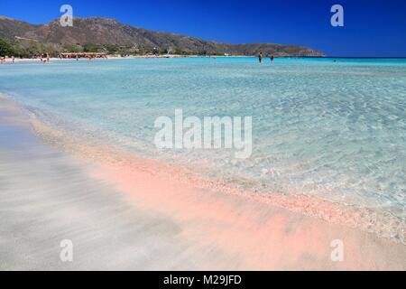 Costa di isola di Creta in Grecia. Rosa spiaggia di sabbia della famosa Elafonisi (o Elafonissi). Foto Stock