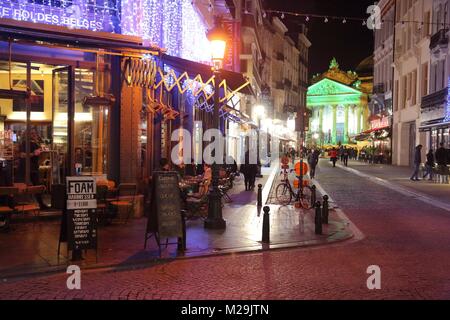 Bruxelles, Belgio - 19 novembre 2016: le persone in visita a Bruxelles durante la notte. Bruxelles è la capitale del Belgio. 1,8 milioni di persone che vivono nel suo metro a Foto Stock