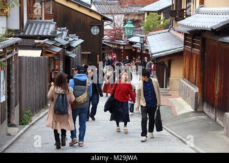 KYOTO, Giappone - 26 novembre 2016: la gente visita Higashiyama città vecchia a Kyoto, in Giappone. Kyoto ha 17 i siti del Patrimonio Mondiale dell'UNESCO. Foto Stock