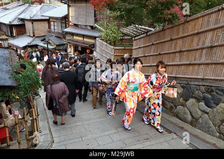 KYOTO, Giappone - 26 novembre 2016: la gente visita Higashiyama città vecchia a Kyoto, in Giappone. Kyoto ha 17 i siti del Patrimonio Mondiale dell'UNESCO. Foto Stock