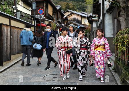 KYOTO, Giappone - 26 novembre 2016: la gente visita Higashiyama città vecchia a Kyoto, in Giappone. Kyoto ha 17 i siti del Patrimonio Mondiale dell'UNESCO. Foto Stock