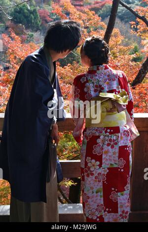 KYOTO, Giappone - 26 novembre 2016: la gente visita Kiyomizu-dera tempio di Kyoto, Giappone. Kyoto ha 17 i siti del Patrimonio Mondiale dell'UNESCO. Foto Stock