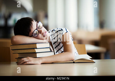 Studente di esame dura e dormire Foto Stock