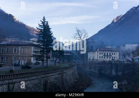 Baile Herculane, Romania - 01.01.2018: fiume Cerna taglio attraverso il centro storico di Baile Herculane resort città in Romania su una nebbia mo Foto Stock