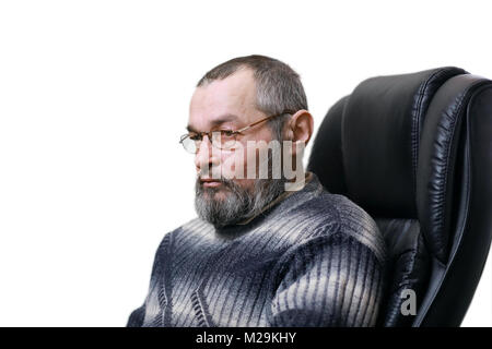 Vero uomo con la barba si siede su una sedia su sfondo bianco Foto Stock