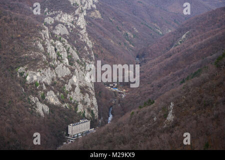 Baile Herculane, Romania - 01.01.2018: L'Hotel Romano e la Cerna River Valley vicino il minerale termale località di Herculane Terme Foto Stock