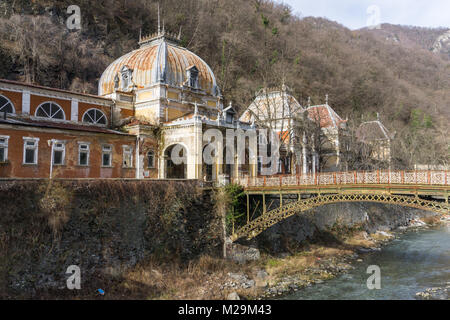 Baile Herculane, Romania - 01.01.2018: una volta magnifico Nettuno Bagni Imperiali sono ora lasciato decadere e trascurato Foto Stock