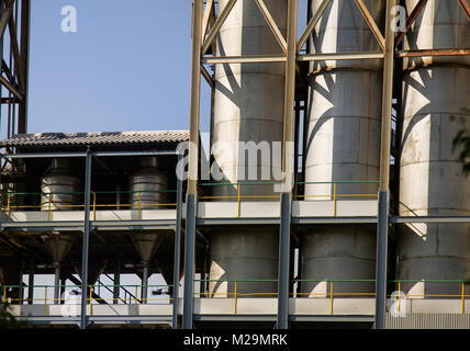 Granaio di India, nello stato del Kerala. Aumento della produzione di grano, elevatore della granella, silos, unità grano dryer Foto Stock