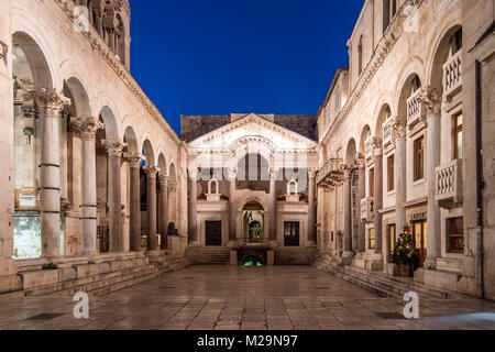 Il peristilio del Palazzo di Diocleziano, Split, Dalmazia, Croazia Foto Stock