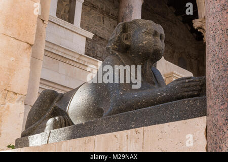 Il granito nero sphinx proteggendo l'ingresso del tempio di Giove nel palazzo di Diocleziano, Split, Dalmazia, Croazia Foto Stock