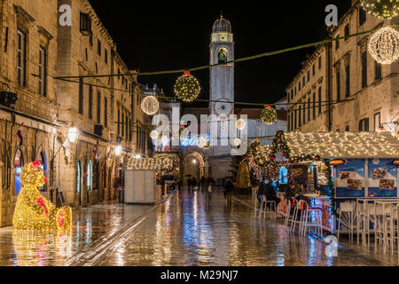 Stradun strada pedonale adornata con luci e decorazioni natalizie, Dubrovnik, Croazia Foto Stock