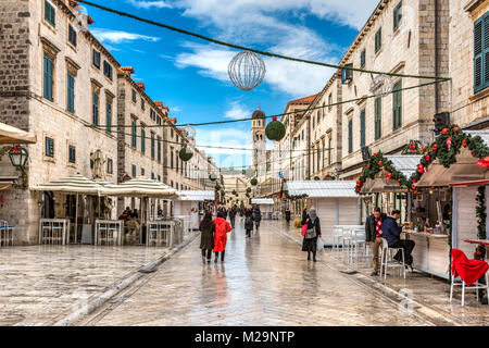 Stradun strada pedonale adornata con decorazioni di Natale, Dubrovnik, Croazia Foto Stock