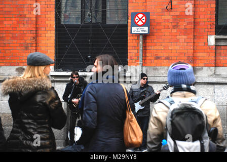 Due buskers a suonare la chitarra in una strada a Dublino, Irlanda Foto Stock