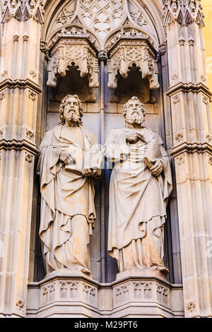 Due statue sulla chiesa di Barcellona Foto Stock