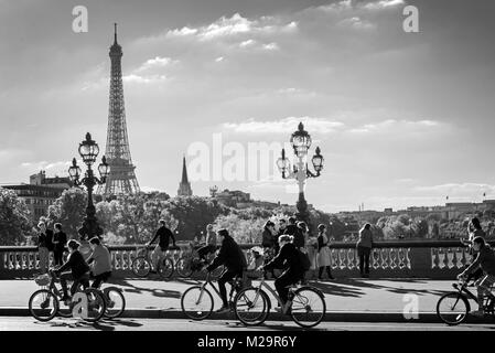 Persone su biciclette e pedoni godendo una giornata senza automobili sul ponte Alexandre III a Parigi, Francia Foto Stock