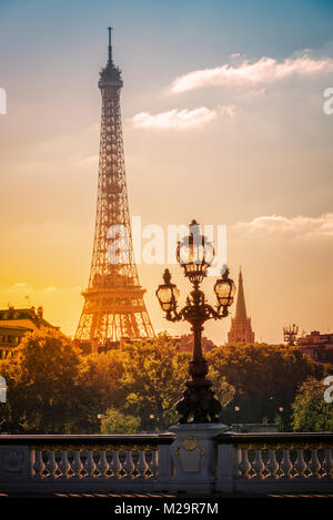 Lanterna di strada sul ponte Alexandre III contro la Torre Eiffel a Parigi, Francia Foto Stock