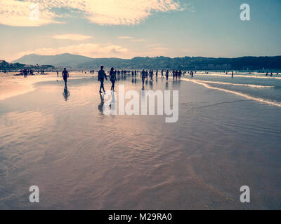 La gente sulla spiaggia di Hendaye, Paese Basco, Francia Foto Stock