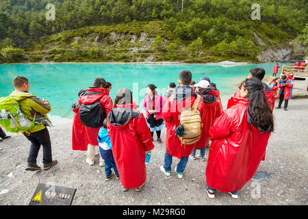 Lijiang, Cina - 22 Settembre 2017: turisti ascoltare la guida turistica a l'acqua bianca nel fiume Blue Moon Valley, uno della Cina top destinazioni di viaggio Foto Stock